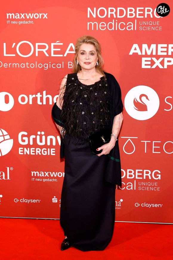 L'actrice Catherine Deneuve assiste au gala de bienfaisance de la Fondation Umbrella organisé par le Dr Afschin Fatemi à l'hôtel Hyatt Regency de Düsseldorf, en Allemagne, le 28 mai 2026. Photo : ddp/Panama Pictures/Abaca