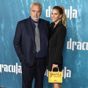 Le couple est apparu très complices, la main de Luc Besson sur le bas du dos de l'avocat, 

Hollywood, CA L'avant-première de 'Dracula' a eu lieu au TCL Chinese Theater à Hollywood, Californie le 03/02/3026.

Sur la photo : Luc Besson, Sarah Saldman 

Photo : Backgrid USA / Bestimage