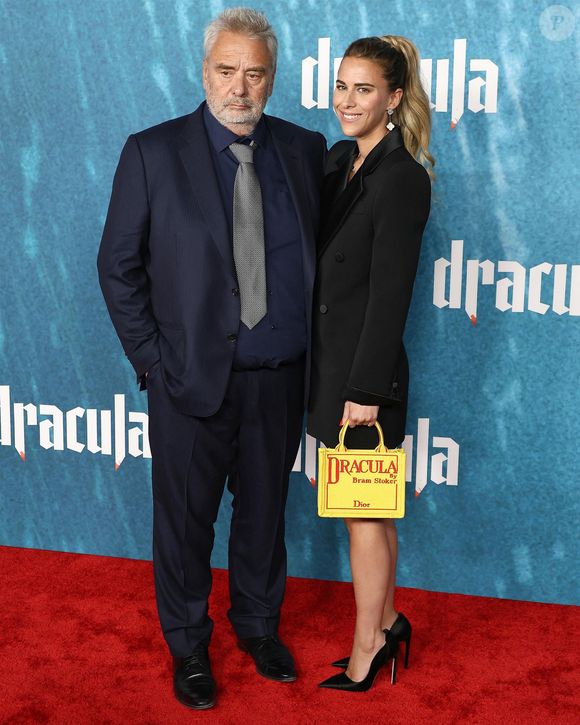Le couple est apparu très complices, la main de Luc Besson sur le bas du dos de l'avocat, 

Hollywood, CA L'avant-première de 'Dracula' a eu lieu au TCL Chinese Theater à Hollywood, Californie le 03/02/3026.

Sur la photo : Luc Besson, Sarah Saldman 

Photo : Backgrid USA / Bestimage