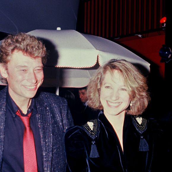 La preuve, il avait même pris un appartement à 200 mètres de chez son ex. 

Archives : Nathalie Baye et Johnny Hallyday en soirée
AGENCE / BESTIMAGE