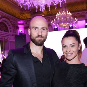 Denitsa Ikonomova (enceinte) et son compagnon François Alu - Photocall du 5ème gala de charité de l'association "Les Bonnes Fées" à l'occasion de la campagne mondiale "Octobre Rose" à l'hôtel Peninsula, Paris le 3 octobre 2024. © Rachid Bellak/Bestimage