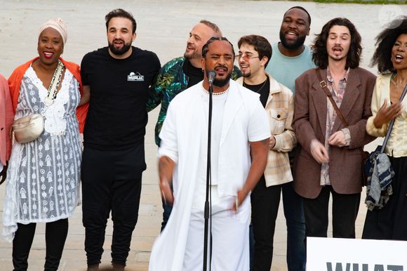 Exclusif - Slimane interprète sa nouvelle chanson "Résister" sur le parvis de Notre-Dame à Paris. Le 6 juin 2024.
A quelques jours de la sortie de ce nouveau single, le chanteur a fait un happening étonnant hier soir à 20h30 entouré de 30 choristes. Ces images tournées intégreront le clip qui, lui aussi, sortira prochainement.
© Christophe Clovis / Bestimage
