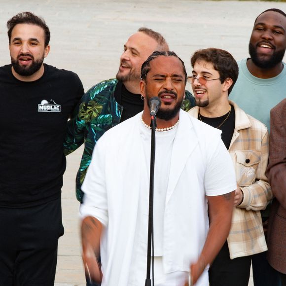 Exclusif - Slimane interprète sa nouvelle chanson "Résister" sur le parvis de Notre-Dame à Paris. Le 6 juin 2024. 
A quelques jours de la sortie de ce nouveau single, le chanteur a fait un happening étonnant hier soir à 20h30 entouré de 30 choristes. Ces images tournées intégreront le clip qui, lui aussi, sortira prochainement.
© Christophe Clovis / Bestimage