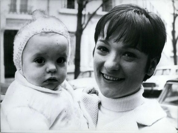 Le 17 décembre 1966 - Suzanne Gabriello avec sa fille Marie (Image : ? Keystone Press Agency/ZUMA Press Wire)