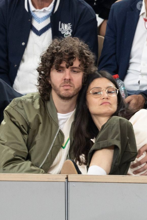 De son côté, Thomas Solivérès, remarqué dans "Les aventures du jeune Voltaire", partage sa vie avec Lucie depuis de nombreuses années, formant un duo complice.

Lucie Boujenah et son compagnon Thomas Solivéres dans les tribunes lors des Internationaux de France de Tennis de Roland Garros 2025, à Paris, France, le 5 juin 2025. © Jacovides-Moreau/Bestimage
