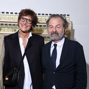 Exclusif - Inès de la Fressange et son compagnon Denis Olivennes - Vernissage de l'exposition "Wonderland" de Nine d'Urso à la galerie Basia Embiricos (14 rue des jardins Saint-Paul 75004 Paris) à Paris le 12 octobre 2023. Nine d'Urso propose une autre méthode pour «recycler» l’énergie psychique en art. Afin de créer son œuvre, la plasticienne demandait aux membres de sa famille, à ses amis et même à des personnes aléatoires de lui confier leurs secrets, et chacun d'eux elle plaçait, comme une alchimiste médiévale, dans une petite bouteille en y collant un dessin allégorique. Ainsi, le «placard à histoires» de Nine d'Urso contient plusieurs dizaines de «confessions chiffrées». Osés et satiriques, directs et difficiles à décrypter, raffinés et juste sauvages. © Denis Guignebourg/Bestimage