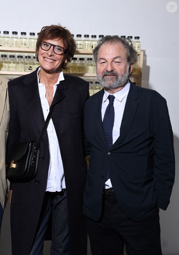 Exclusif - Inès de la Fressange et son compagnon Denis Olivennes - Vernissage de l'exposition "Wonderland" de Nine d'Urso à la galerie Basia Embiricos (14 rue des jardins Saint-Paul 75004 Paris) à Paris le 12 octobre 2023. Nine d'Urso propose une autre méthode pour «recycler» l’énergie psychique en art. Afin de créer son œuvre, la plasticienne demandait aux membres de sa famille, à ses amis et même à des personnes aléatoires de lui confier leurs secrets, et chacun d'eux elle plaçait, comme une alchimiste médiévale, dans une petite bouteille en y collant un dessin allégorique. Ainsi, le «placard à histoires» de Nine d'Urso contient plusieurs dizaines de «confessions chiffrées». Osés et satiriques, directs et difficiles à décrypter, raffinés et juste sauvages. © Denis Guignebourg/Bestimage