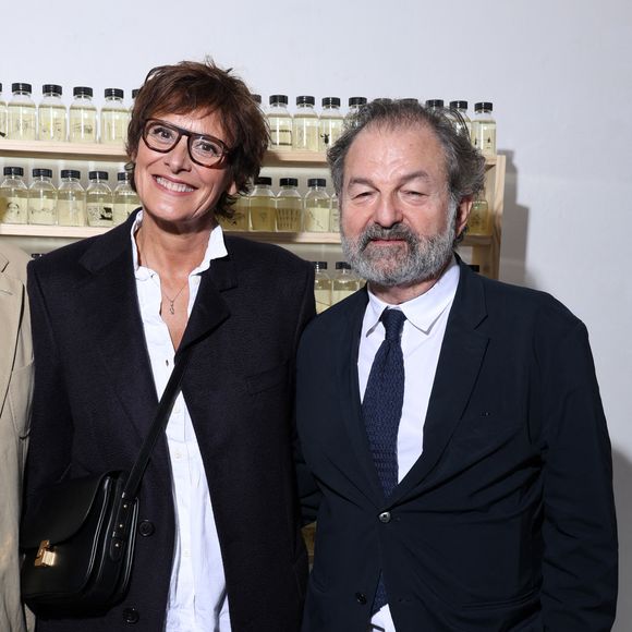 Exclusif - Inès de la Fressange et son compagnon Denis Olivennes - Vernissage de l'exposition "Wonderland" de Nine d'Urso à la galerie Basia Embiricos (14 rue des jardins Saint-Paul 75004 Paris) à Paris le 12 octobre 2023. Nine d'Urso propose une autre méthode pour «recycler» l’énergie psychique en art. Afin de créer son œuvre, la plasticienne demandait aux membres de sa famille, à ses amis et même à des personnes aléatoires de lui confier leurs secrets, et chacun d'eux elle plaçait, comme une alchimiste médiévale, dans une petite bouteille en y collant un dessin allégorique. Ainsi, le «placard à histoires» de Nine d'Urso contient plusieurs dizaines de «confessions chiffrées». Osés et satiriques, directs et difficiles à décrypter, raffinés et juste sauvages. © Denis Guignebourg/Bestimage