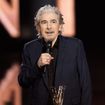 Loin de la scène, Serge Lama trouve la paix auprès de Luana, de 35 ans sa cadette, dans leur appartement parisien face aux Invalides