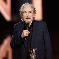 Loin de la scène, Serge Lama trouve la paix auprès de Luana, de 35 ans sa cadette, dans leur appartement parisien face aux Invalides