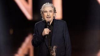 Loin de la scène, Serge Lama trouve la paix auprès de Luana, de 35 ans sa cadette, dans leur appartement parisien face aux Invalides