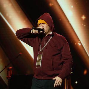 Exclusif - Laurent Gerra (dans son personnage de Booba de contention) lors de l'enregistrement de l'émission "Laurrent Gerra, l'anniversaire événement" présentée par S.Bern et qui sera diffusée le 7 juin 2025 sur France 2, au théâtre Marigny, à Paris, France, le 28 avril 2025. © Clovis-Moreau/Bestimage