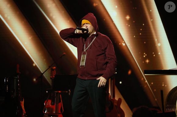 Exclusif - Laurent Gerra (dans son personnage de Booba de contention) lors de l'enregistrement de l'émission "Laurrent Gerra, l'anniversaire événement" présentée par S.Bern et qui sera diffusée le 7 juin 2025 sur France 2, au théâtre Marigny, à Paris, France, le 28 avril 2025. © Clovis-Moreau/Bestimage