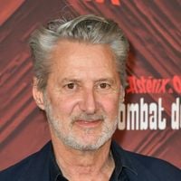 "C'est pathétique" : Antoine de Caunes avoue avoir été sous substances avant une émission