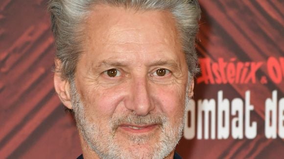 "C'est pathétique" : Antoine de Caunes avoue avoir été sous substances avant une émission