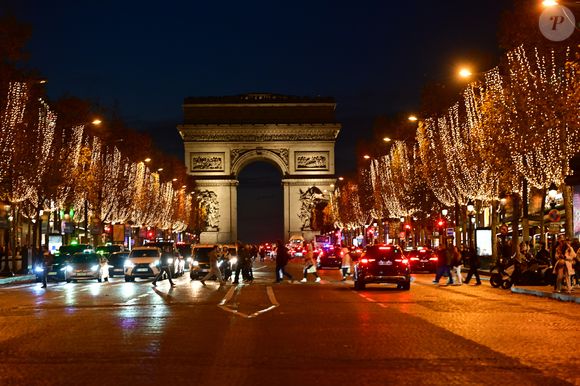 L'Arc de Triomphe sur l' Avenue des Champs-Elysées - Illustration des Illuminations de Noël dans les rues de Paris le 26 novembre 2024. © Christian Liewig/Bestimage