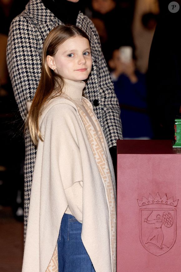 La princesse Gabriella de Monaco, comtesse de Carladès - La famille princière de Monaco lors du lancement des illuminations de Noël organisées par la municipalité de Monaco sur la Place d'Armes le 27 novembre 2025.
© Olivier Huitel / Pool / Bestimage