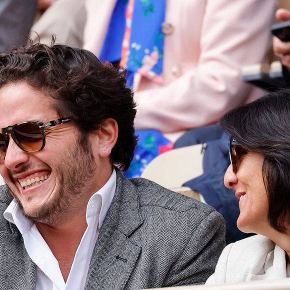 Florence Foresti et son compagnon Alexandre Kominek - People dans les tribunes lors des Internationaux de France de Tennis de Roland Garros 2022 à Paris le 29 mai 2022. © Cyril Moreau/Bestimage