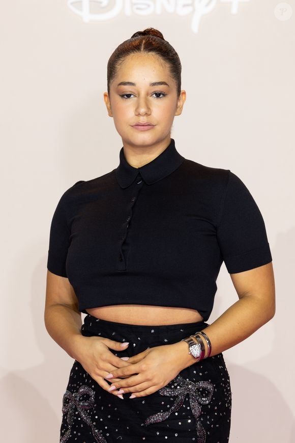 Ce n'est pas tout, Frédéric Beigbeder s'en est directement pris à la jeune femme, allant jusqu'à lui révéler son mépris : "Je méprise votre manière de vous victimiser artificiellement pour séduire la presse bien-pensante".

Lena Situations au photocall de la première de la série "All's Fair" Disney+ à la Maison de la Chimie à Paris, le 21 octobre 2025. 

Photo : Cyril Moreau / Bestimage