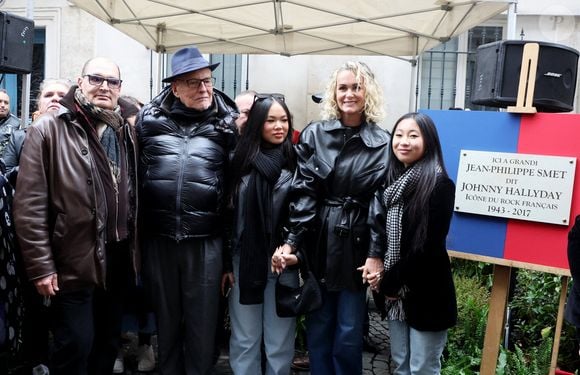 Jean-Claude Camus, Laeticia Hallyday, ses filles Joy et Jade lors de l'inauguration d'une plaque commémorative en hommage à Johnny Hallyday devant l'immeuble où le chanteur français a grandi dans le 9ème arrondissement de Paris, France, le 22 décembre 2023.  © Dominique Jacovides/Bestimage