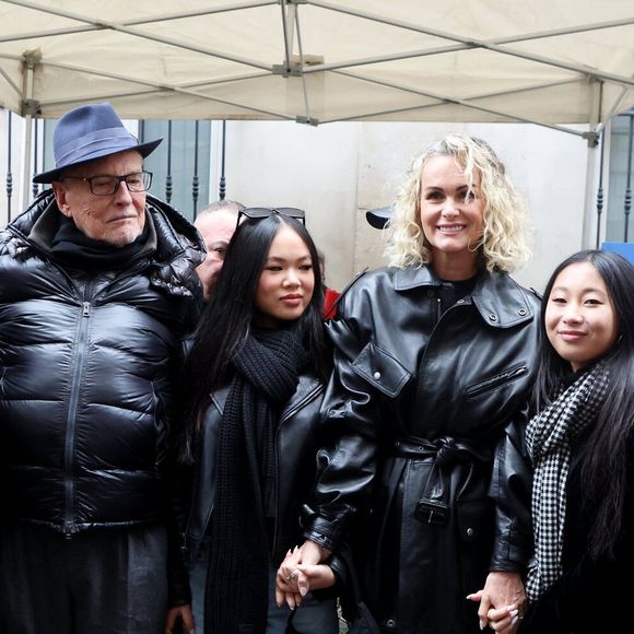 Jean-Claude Camus, Laeticia Hallyday, ses filles Joy et Jade lors de l'inauguration d'une plaque commémorative en hommage à Johnny Hallyday devant l'immeuble où le chanteur français a grandi dans le 9ème arrondissement de Paris, France, le 22 décembre 2023.  © Dominique Jacovides/Bestimage