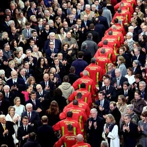 Brigitte Macron, Donald Trump, Emmanuel Macron, Michel Barnier, sa femme Isabelle Altmayer, Nicolas Sarkozy, sa femme Carla Bruni et l'assistance rendent hommage aux pompiers de Paris - Cérémonie de réouverture de la cathédrale Notre-Dame de Paris, le 7 décembre 2024.. 
© Dominique Jacovides / Bestimage