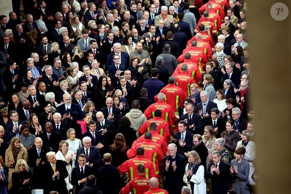 Brigitte Macron, Donald Trump, Emmanuel Macron, Michel Barnier, sa femme Isabelle Altmayer, Nicolas Sarkozy, sa femme Carla Bruni et l'assistance rendent hommage aux pompiers de Paris - Cérémonie de réouverture de la cathédrale Notre-Dame de Paris, le 7 décembre 2024.. 
© Dominique Jacovides / Bestimage