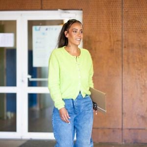 La chanteuse française Amel Bent lors de la lecture de la dictée ELA, avec le texte "L’oubliée" écrit spécialement par Valérie Perrin pour la 22ème édition de la campagne "Mets tes baskets et bats la maladie" en soutien à l'Association Européenne de Leucodystrophie (ELA) à l'école de Bougival, France, le 14 octobre 2025. © Pierre Perusseau/Bestimage