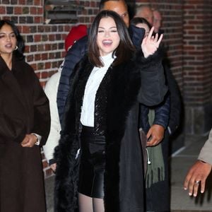 Selena Gomez a été photographiée à l'extérieur du "Late Show with Stephen Colbert" à New York, magnifique dans un élégant manteau de fourrure noir, New York City, NY, USA le 3 décembre 2024. Photo by Christopher Peterson/Splash News/ABACAPRESS.COM