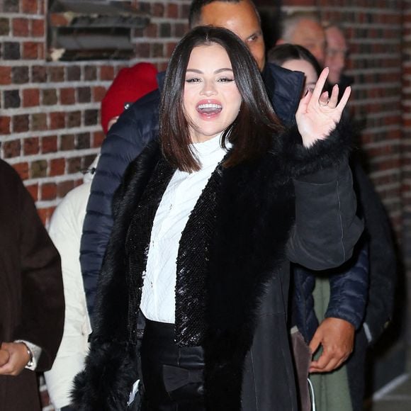 Selena Gomez a été photographiée à l'extérieur du "Late Show with Stephen Colbert" à New York, magnifique dans un élégant manteau de fourrure noir, New York City, NY, USA le 3 décembre 2024. Photo by Christopher Peterson/Splash News/ABACAPRESS.COM