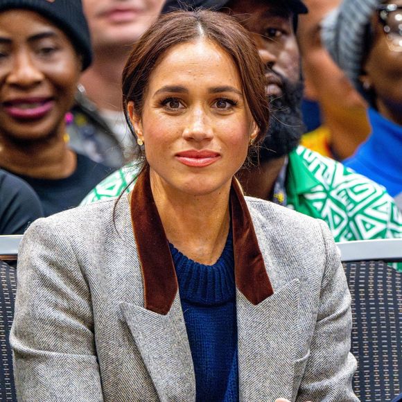 Le prince Harry, duc de Sussex et Meghan Markle, duchesse de Sussex, assistent à un match de basketball en fauteuil lors des "Invictus Games Vancouver Whistler 2025" à Vancouver, le 9 février 2025. Backgrid USA / Bestimage