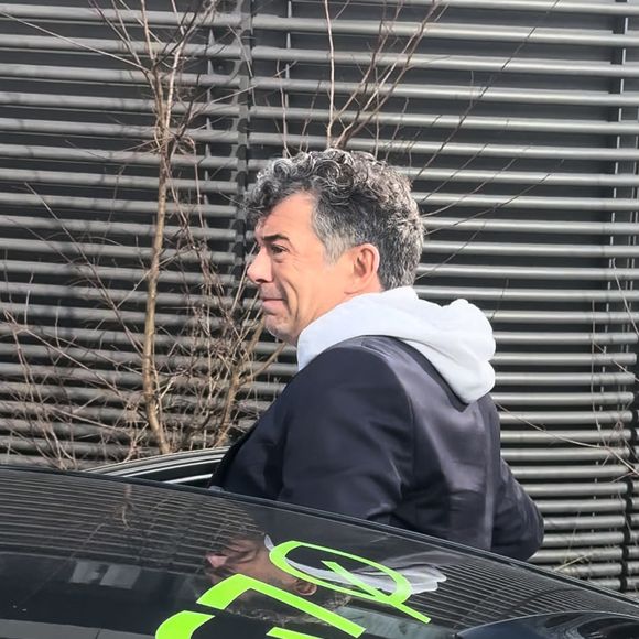 Stéphane Plaza en larmes à la sortie de son procès après avoir été reconnu coupable de "violences habituelles par concubin" et condamné à 12 mois de prison avec sursis, à Paris, France, le 18 février 2025. © Florian Savina/Bestimage
