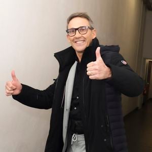 Exclusif - Julien Courbet, en backstage de l'émission " TPMP " La dernière sur C8, présentée par C.Hanouna et diffusée en direct sur C8, Paris, France, le 27 février 2025. © Jack Tribeca / Bestimage