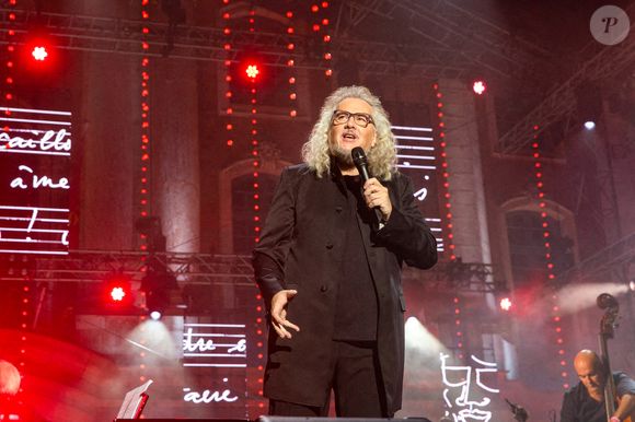 Yvan Cassar accompagné par 80 musiciens de l’Orchestre national du Capitole lors du grand concert hommage au poète chanteur Claude Nougaro le 8 septembre 2024. © Frédéric Maligne/Bestimage