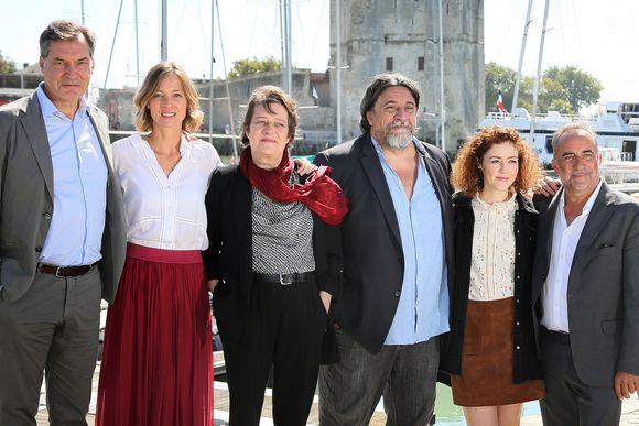Après quinze ans d'aventure et d'intrigues en tout genre, cette série populaire de France 2 s'est arrêtée : "Les Petits Meurtres d'Agatha Christie"

Samuel Labarthe, Elodie Frenck, Marie Berto, Denis Carot, Blandine Bellavoir et Antoine Dulery - Photocall "Les Petits Meurtres d'Agatha Christie" lors de la 21ème édition du Festival de la Fiction TV de la Rochelle. Le 12 septembre 2019
© Patrick Bernard / Bestimage