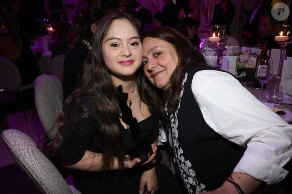 Mayane-Sarah El Baze (Lauréate Catégorie Cinéma) et sa maman - Première édition des Trophées Madame – Le Grand Dîner dans le cadre prestigieux de l'hôtel Peninsula à Paris le 6 mars 2025. Cet événement d’exception a réuni des figures influentes du monde de la culture, du sport, du luxe et de l’entrepreneuriat, venues célébrer les femmes qui façonnent et inspirent notre époque.
Placée sous le signe de l’excellence, de l’innovation et de l’audace, cette soirée a mis à l’honneur des personnalités féminines remarquables, sélectionnées pour leur impact et leur engagement dans leur domaine respectif.
Le trophée exclusif des « Trophées Madame » a été conçu par l’artiste de street art Leloluce, incarnant la force et la résilience des femmes d’aujourd’hui.
Les lauréates ont été choisies par un comité d’expertes influentes, issues du mouvement Women With Impact et reconnues pour leur discernement et leur engagement en faveur de la promotion des femmes. © Cyril Moreau/Bestimage