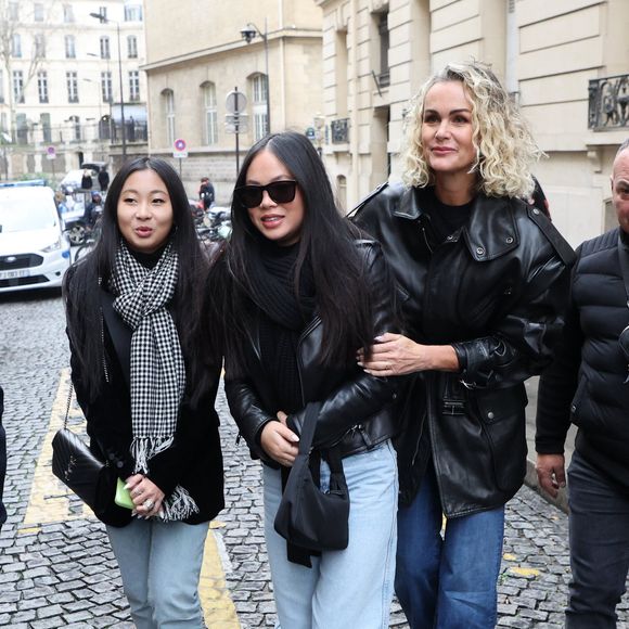 Jade, Joy et Laeticia Hallyday lors de l'inauguration d'une plaque commémorative en hommage à Johnny Hallyday devant l'immeuble où le chanteur français a grandi dans le 9ème arrondissement de Paris, France, le 22 décembre 2023© Dominique Jacovides/Bestimage