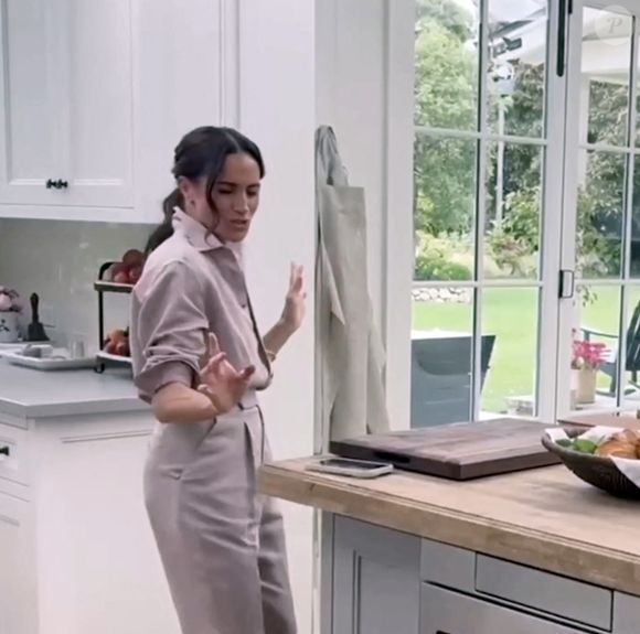 Dans l'un de ses épisodes, on la voit cuisiner dans une cocotte Le Creuset, marque devenue extrêmement tendance sur les réseaux sociaux on l'on peut voir des #MeghanMarkle en veux-tu en voilà. 

Meghan Markle dévoile les coulisses de sa série sur Netflix, le 27 février 2025 ©JLPPA / Bestimage