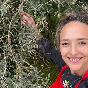 Hélène de Fougerolles se confie sur sa vie loin de Paris dans une nouvelle interview

Hélène de Fougerolles dans le potager de sa maison dans le Luberon. Photo partagée sur son compte Instagram.