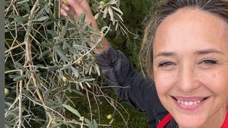“Je me vois finir mes jours ici” : Hélène de Fougerolles épanouie dans son havre de paix du Sud, un quotidien entre piscine, yoga, peinture et potager