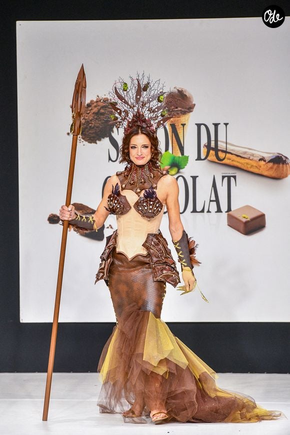 Coralie Licata, habillée par le créateur Angel Sewing et Les Chocolatiers Jean-Luc Decluzeau et Hervé Tracland, coiffée par Coiff and Co et maquillée par SLA Paris, défile lors du défilé-vente aux enchères du Salon du Chocolat 2022 au profit de l'association Mécénat Chirurgie Cardiaque à la Porte de Versailles, le 27 octobre 2022 à Paris, en France. Photo : Shootpix/ABACAPRESS.COM