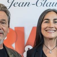 Sortie parisienne réussie pour Florent Pagny et Azucena, assortis et élégants pour assister à un événement spécial