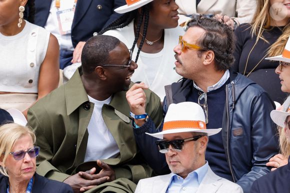 Laurent Lafitte et Omar Sy en tribunes lors des Internationaux de France de Tennis de Roland Garros 2025, à Paris, France, le 7 juin 2025. © Cyril Moreau/Bestimage