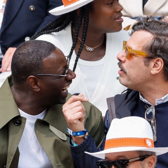 Laurent Lafitte et Omar Sy en tribunes lors des Internationaux de France de Tennis de Roland Garros 2025, à Paris, France, le 7 juin 2025. © Cyril Moreau/Bestimage