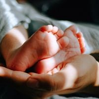 Charge mentale, fatigue, routine : un psychanalyste explique pourquoi l'arrivée d'un enfant peut fragiliser le couple