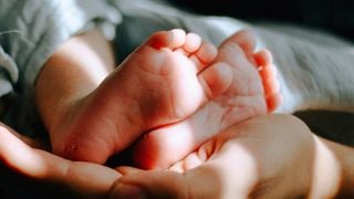 Charge mentale, fatigue, routine : un psychanalyste explique pourquoi l'arrivée d'un enfant peut fragiliser le couple
