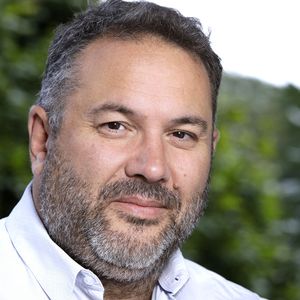 À travers cet ouvrage intitulé "Dites-lui que je pense à elle", l’animateur de la matinale "Bonjour !" sur TF1 signe un travail d’enquête et de mémoire...

Rendez-vous avec Bruce Toussaint lors de la 5ème édition des écrivains chez Gonzague Saint Bris à Chanceaux-près-Loches le 27 août 2023.

© Cédric Perrin / Bestimage