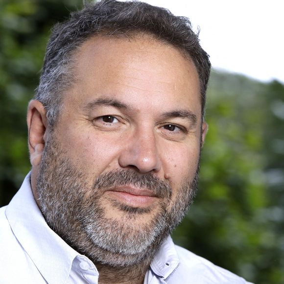 À travers cet ouvrage intitulé "Dites-lui que je pense à elle", l’animateur de la matinale "Bonjour !" sur TF1 signe un travail d’enquête et de mémoire...

Rendez-vous avec Bruce Toussaint lors de la 5ème édition des écrivains chez Gonzague Saint Bris à Chanceaux-près-Loches le 27 août 2023.

© Cédric Perrin / Bestimage