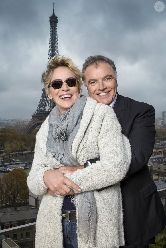 Exclusif - Rendez-vous avec Sharon Stone et Alain Afflelou. Le 17 novembre 2014. Sharon Stone et Alain Afflelou annoncent  un contrat de collaboration pour les 3 prochaines années. JACOVIDES-MOREAU / BESTIMAGE