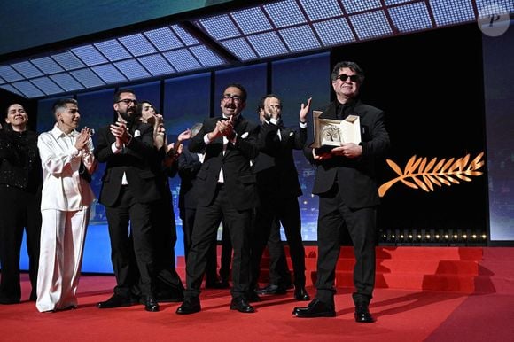 Le réalisateur, scénariste et producteur iranien Jafar Panahi célèbre sur scène après avoir remporté la Palme d'Or pour le film "Un simple accident" lors de la cérémonie de clôture de la 78e édition du Festival de Cannes à Cannes, France, le 24 mai 2025. Photo de David Niviere/ABACAPRESS.COM